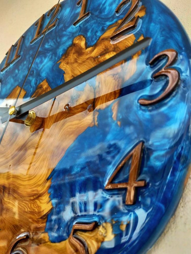 Grande horloge murale en époxy, faite à la main