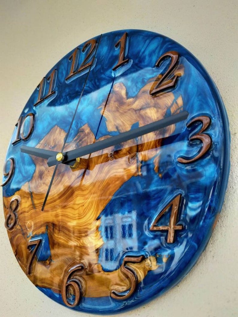 Grande horloge murale en époxy, faite à la main