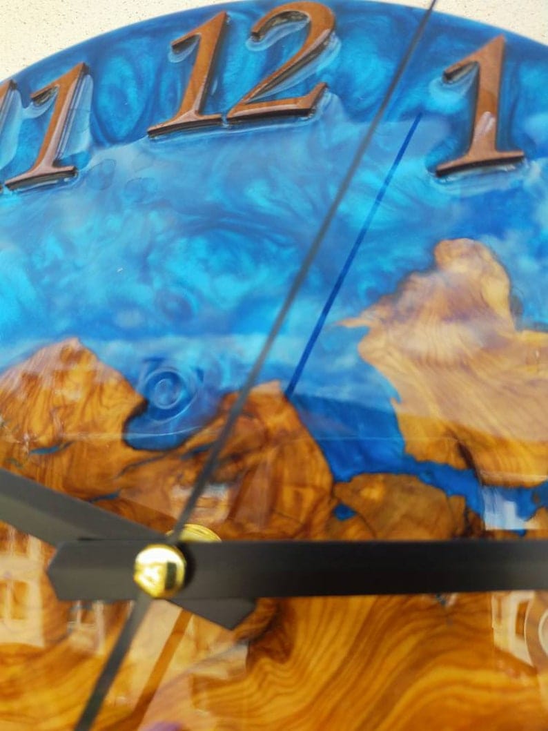 Grande horloge murale en époxy, faite à la main