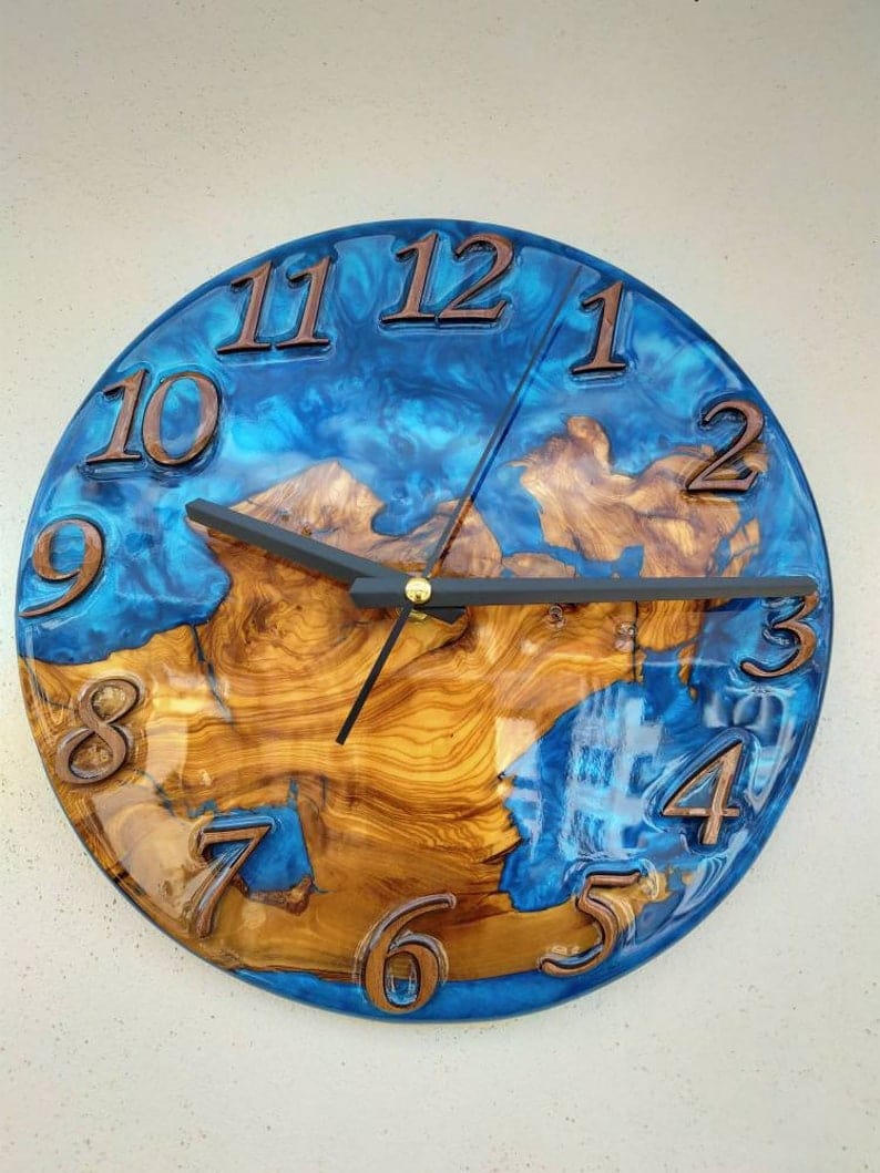 Grande horloge murale en époxy, faite à la main