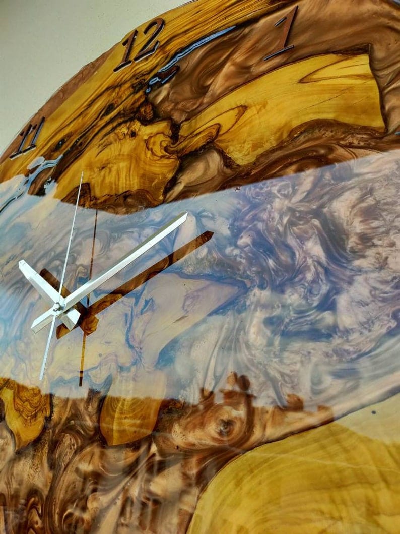 Grande horloge murale en résine, faite à la main
