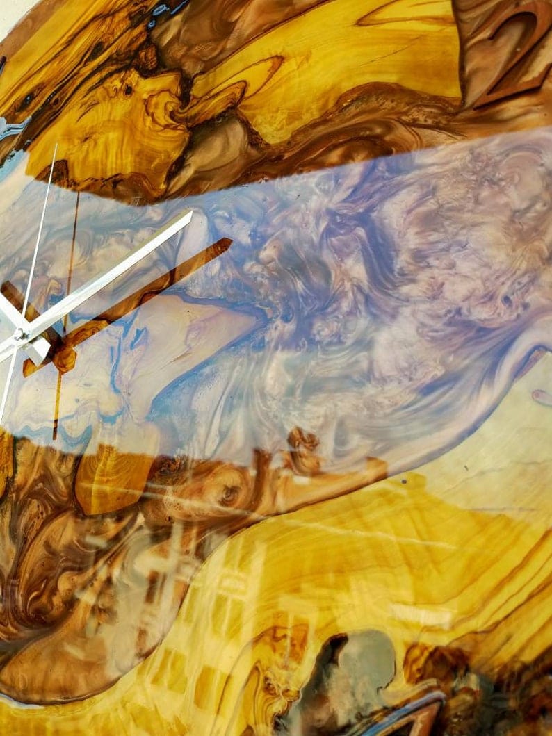 Grande horloge murale en résine, faite à la main