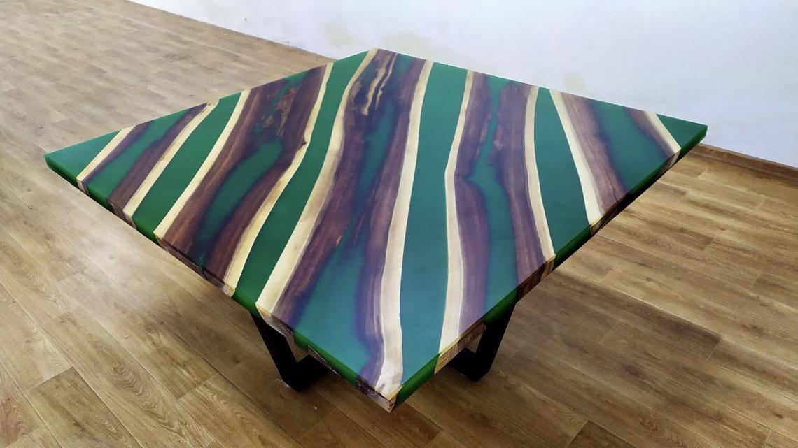 Grande table carré époxy