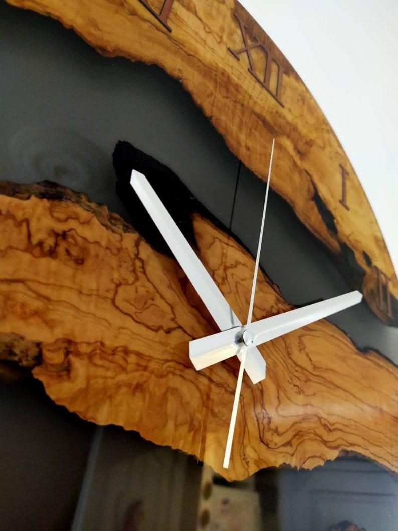 Horloge à main en résine pour mur