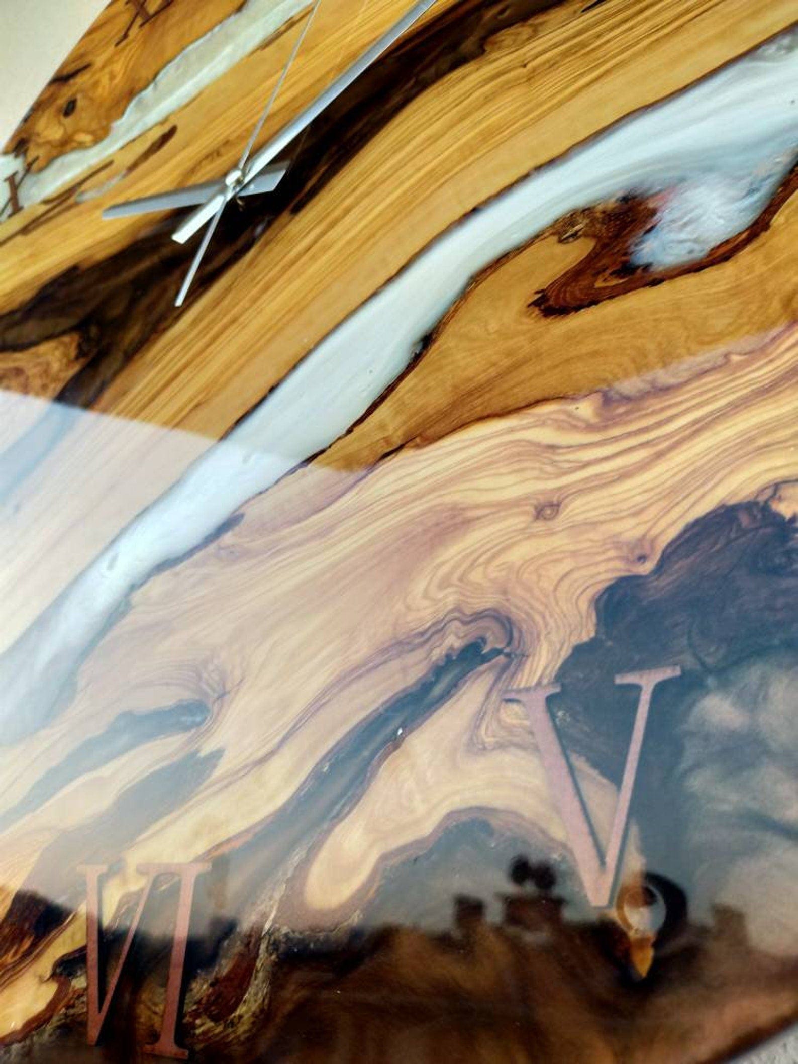 Horloge bois et époxy blanche