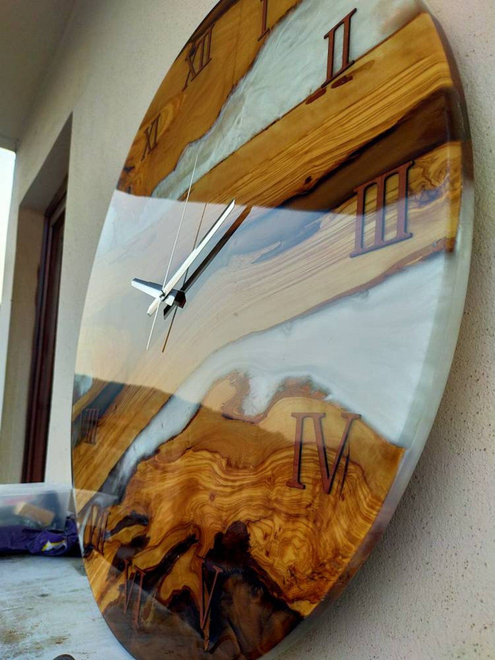 Horloge bois et époxy blanche