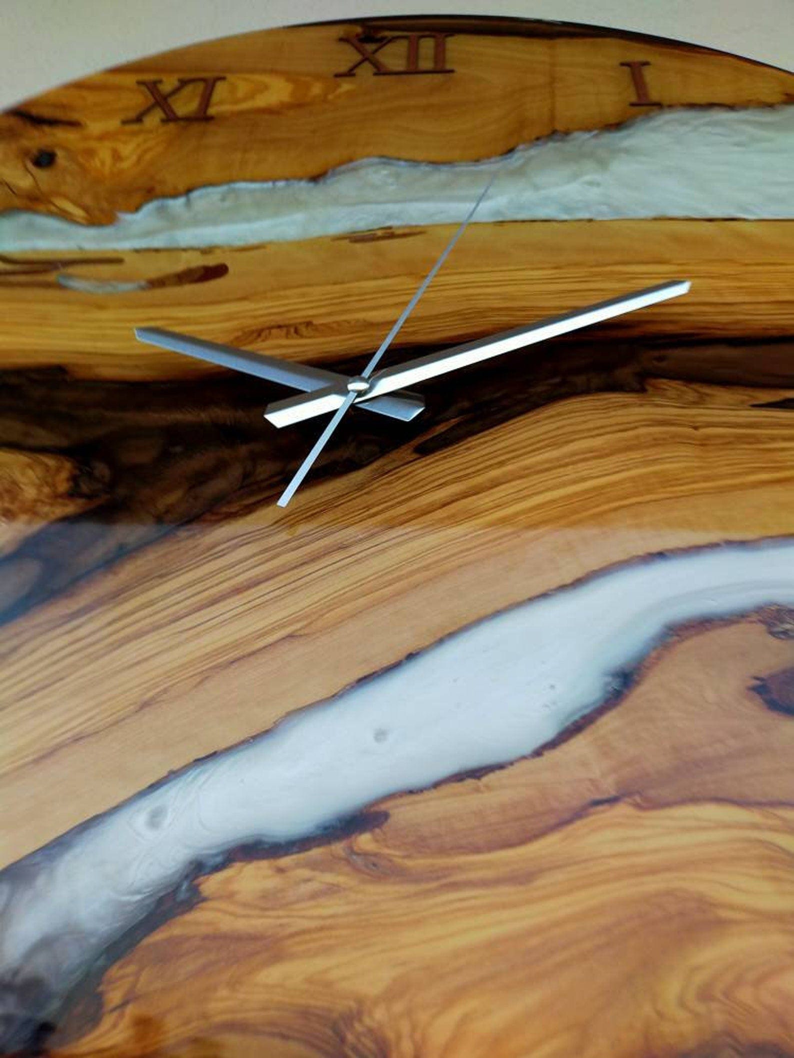 Horloge bois et époxy blanche