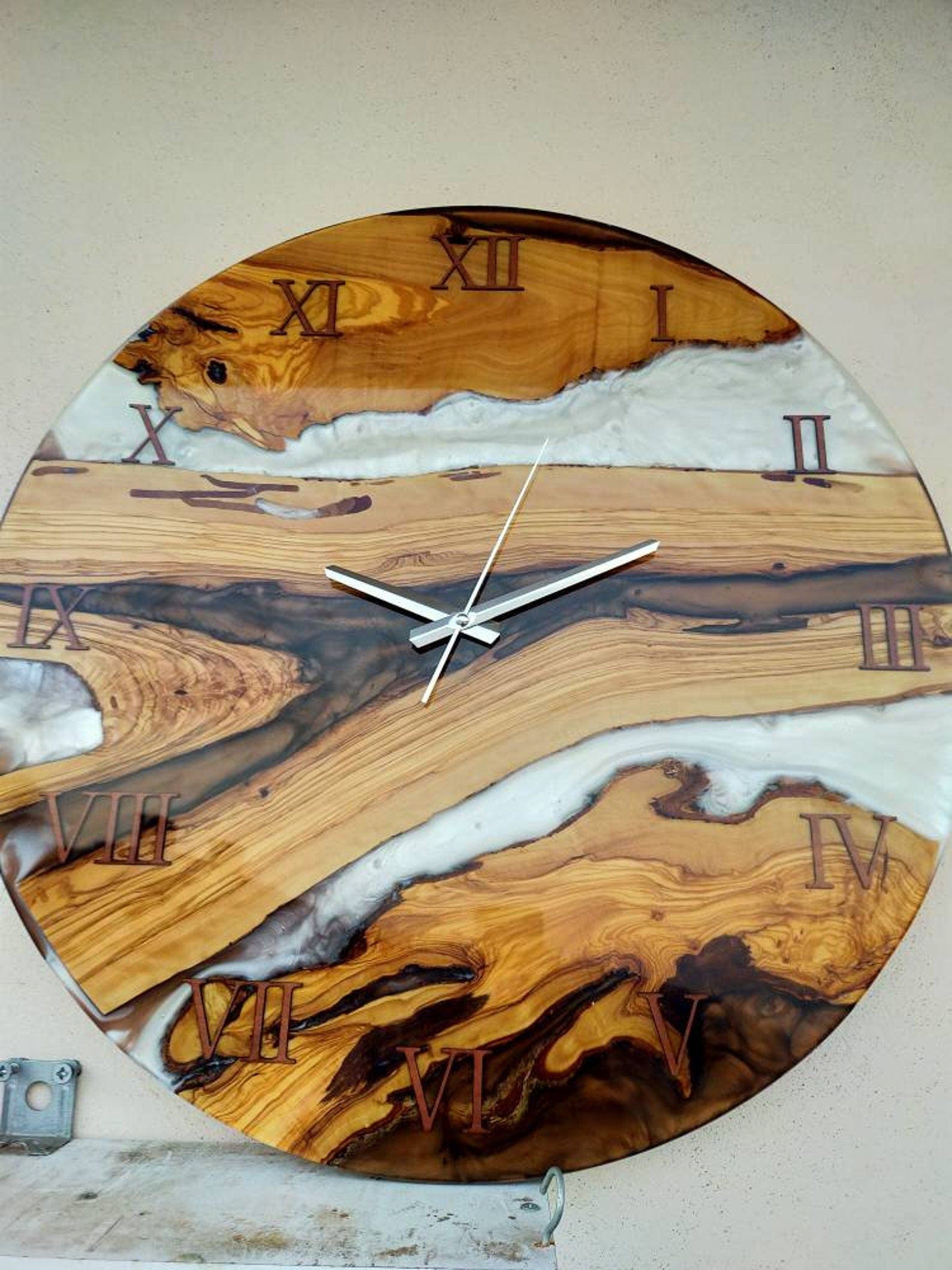 Horloge bois et époxy blanche
