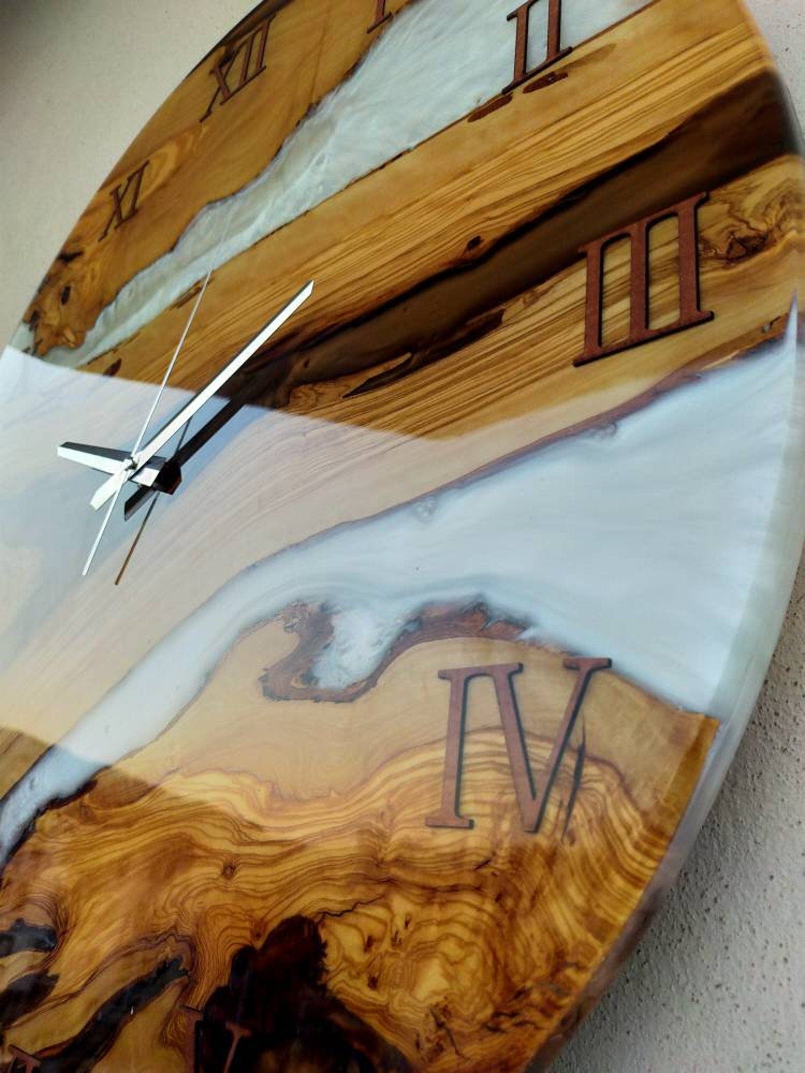 Horloge bois et époxy blanche