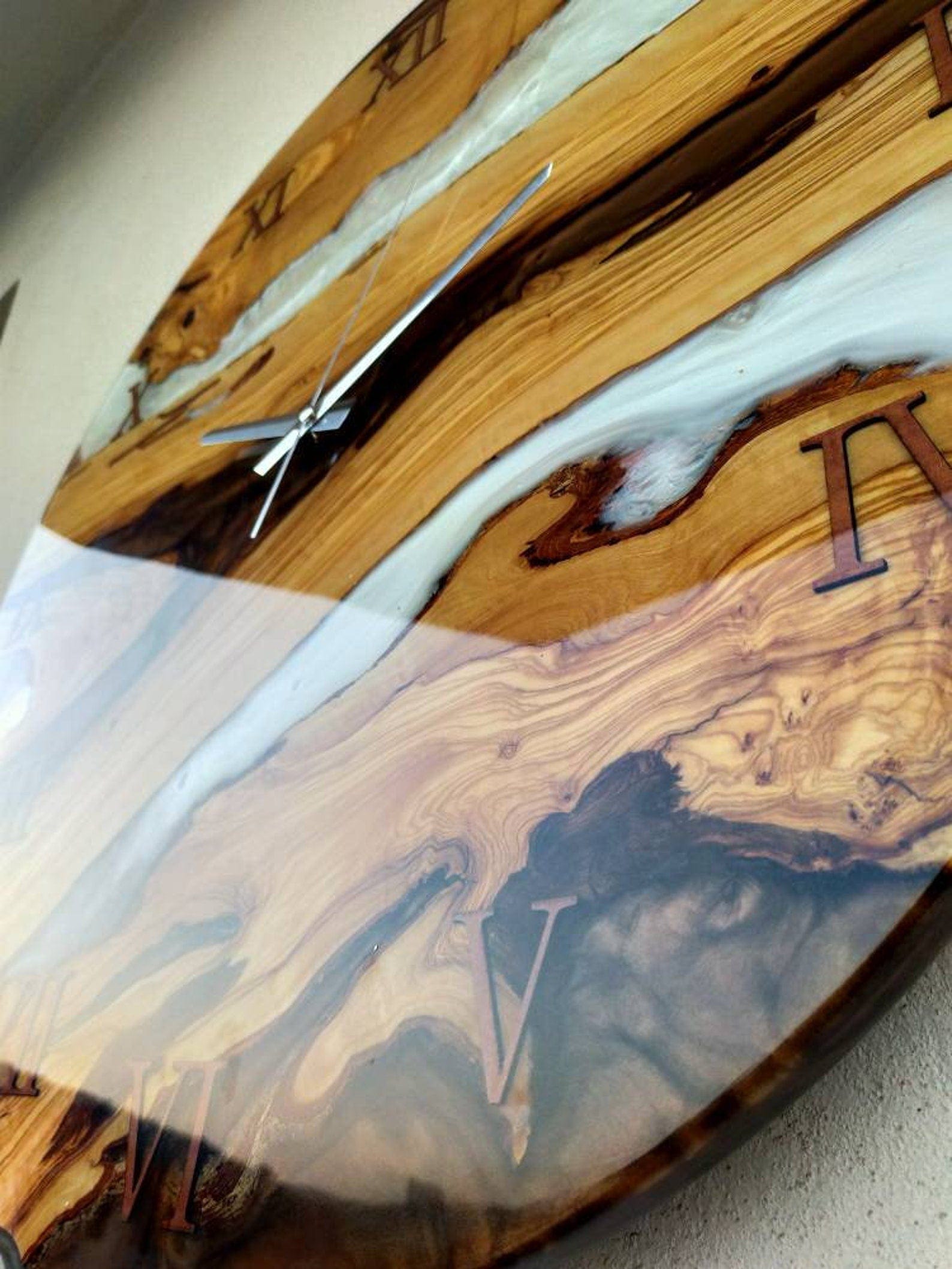 Horloge bois et époxy blanche