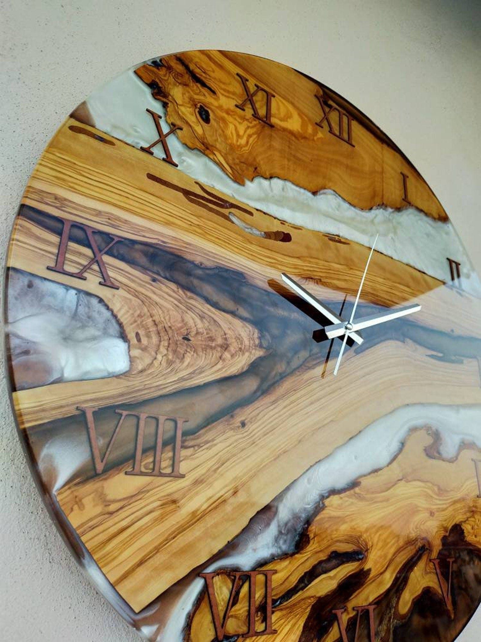 Horloge bois et époxy blanche