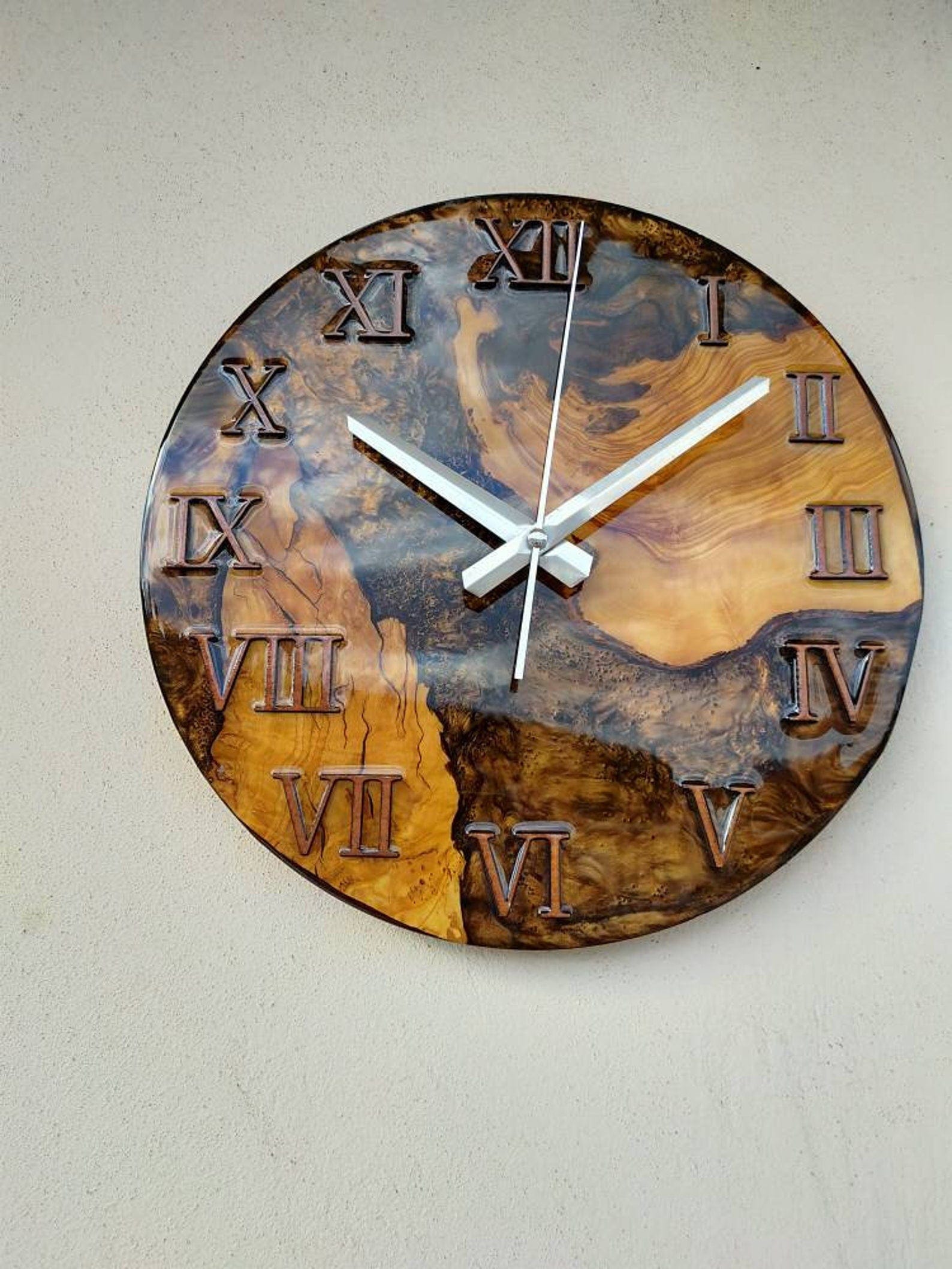 Horloge bois et résine brune