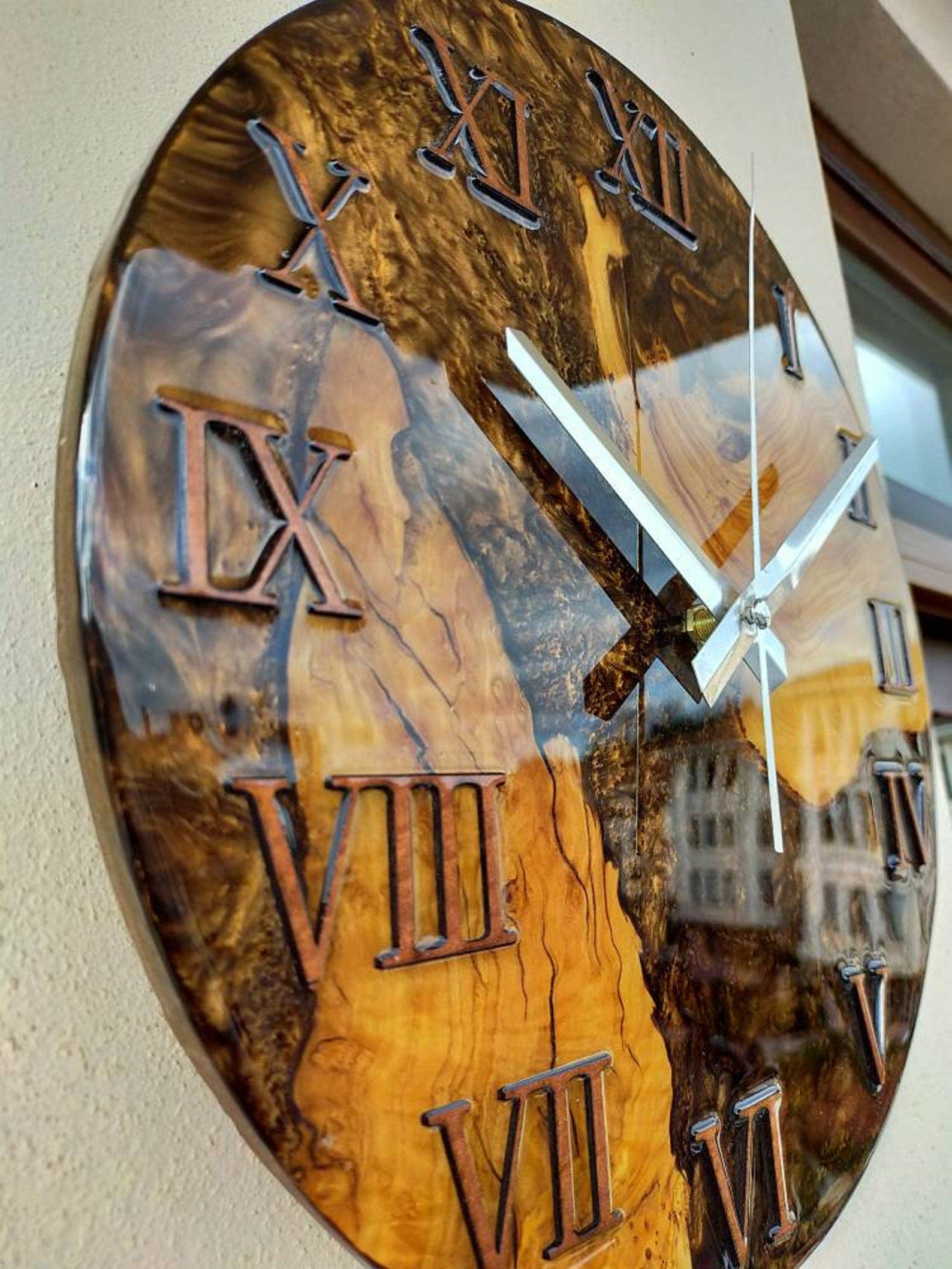 Horloge bois et résine brune