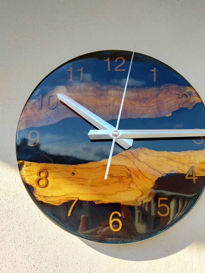Horloge en résine