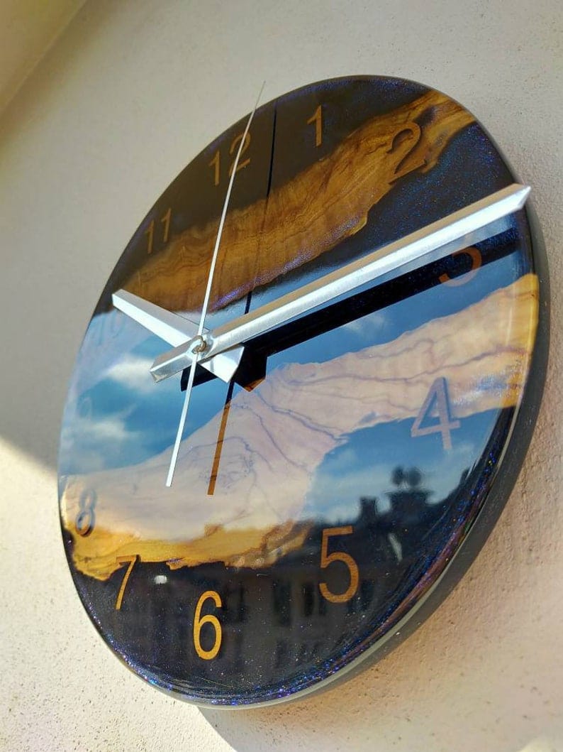 Horloge en résine