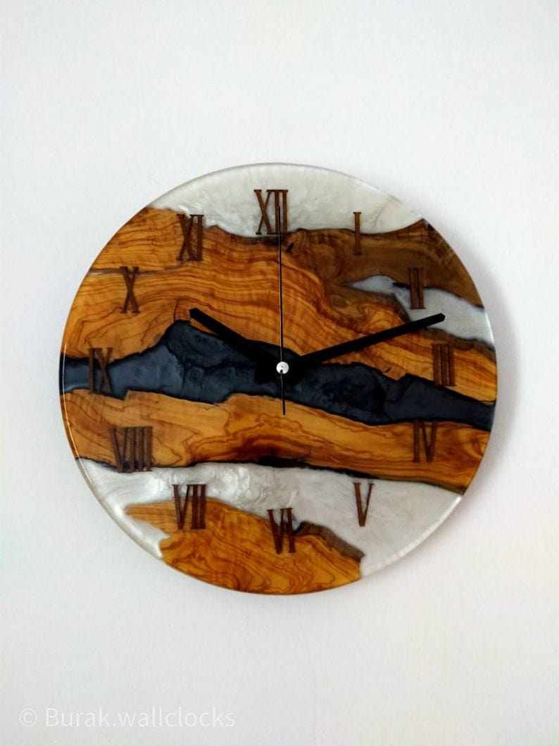 Horloge en résine pour mur