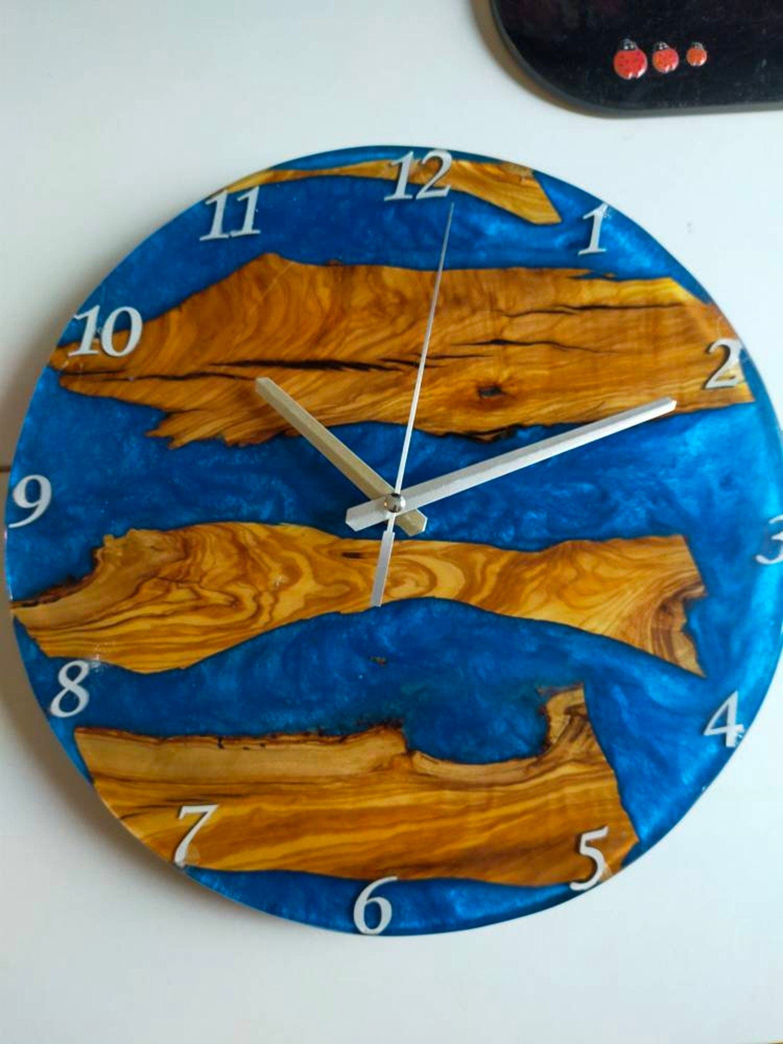 Horloge époxy bleu
