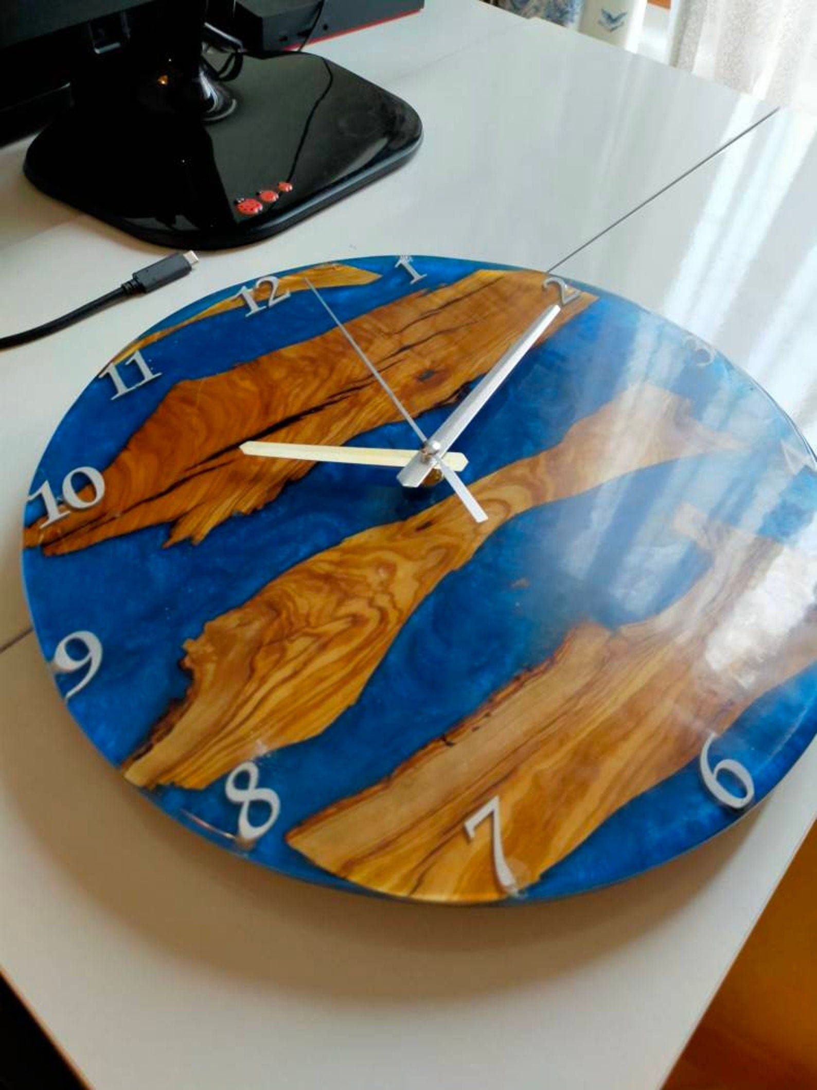 Horloge époxy bleu
