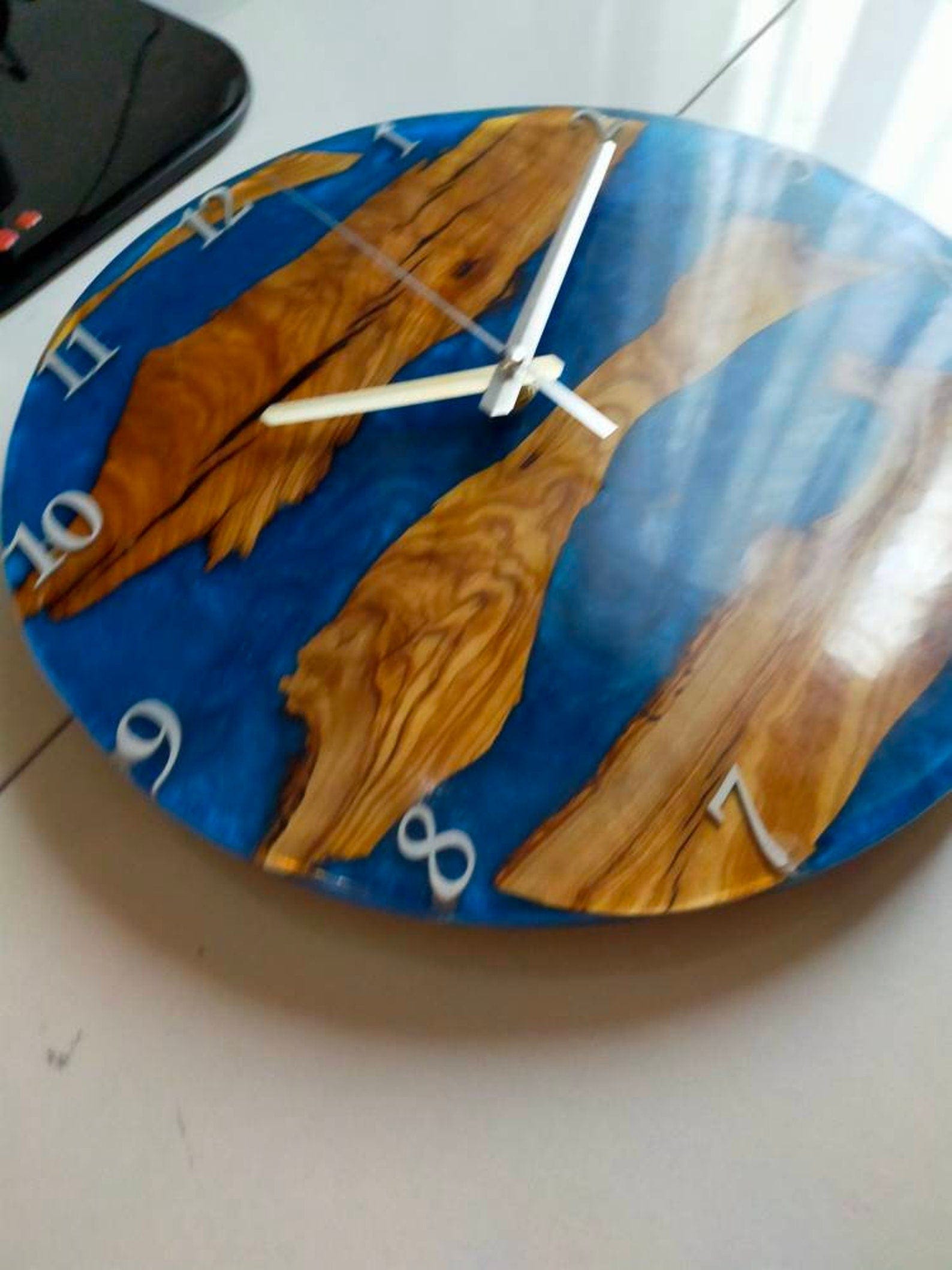 Horloge époxy bleu