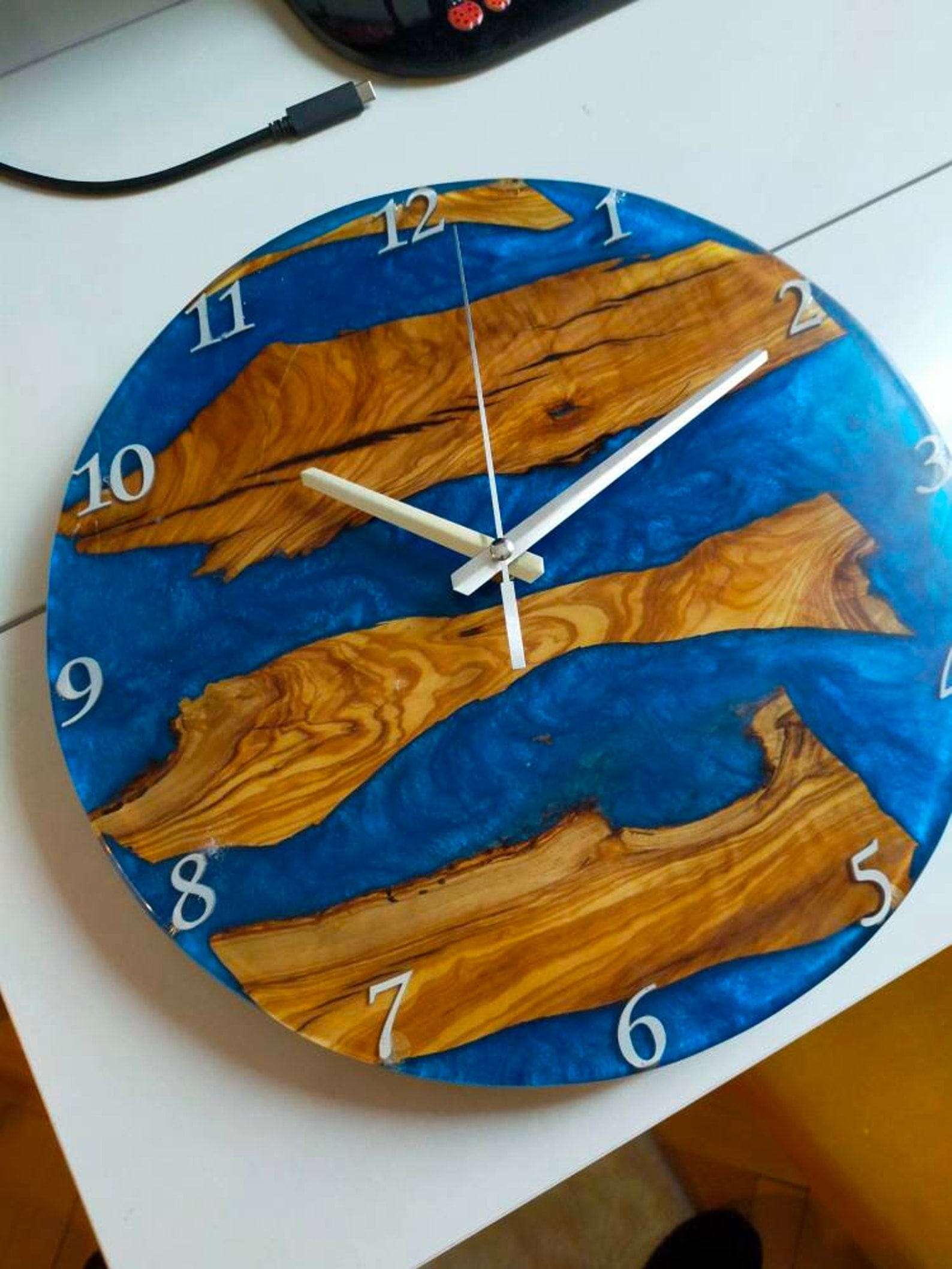 Horloge époxy bleu