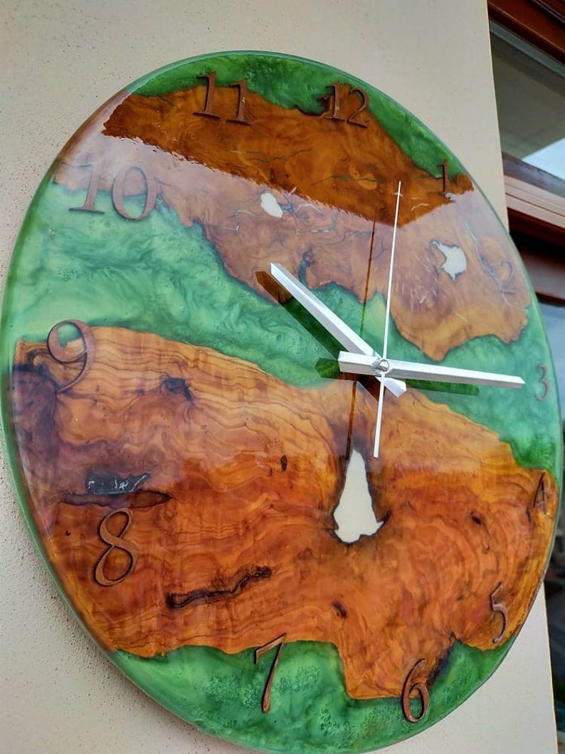 Horloge faite à la main en bois pour mur