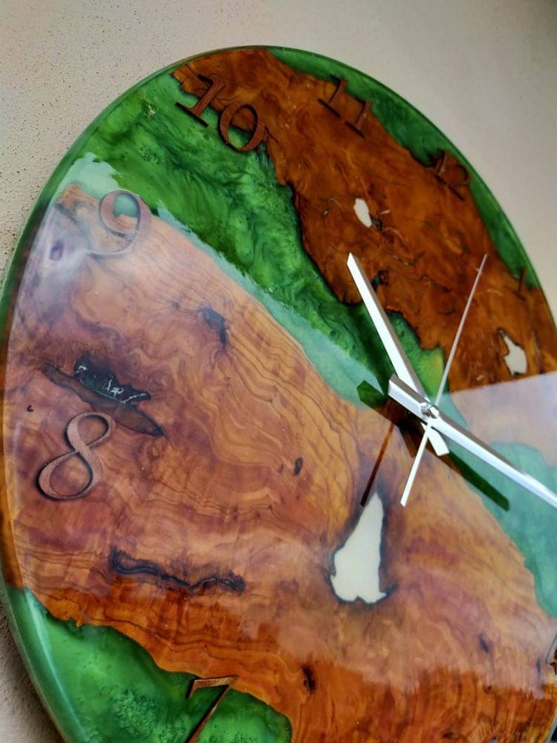 Horloge faite à la main en bois pour mur