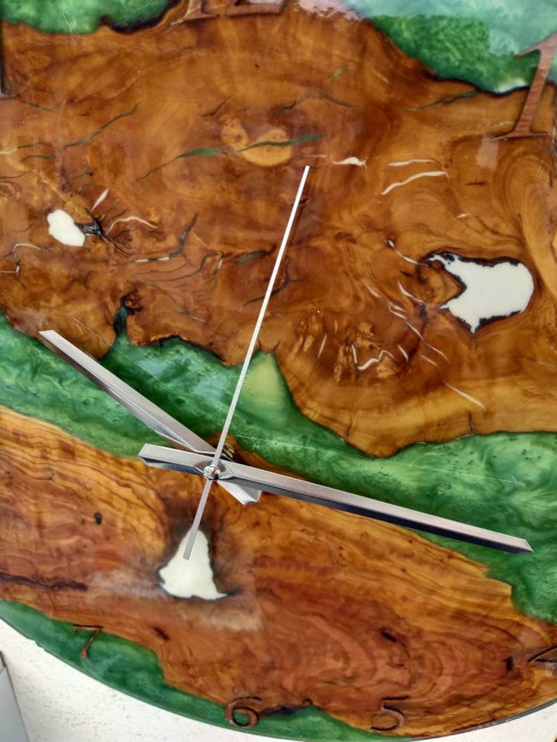 Horloge faite à la main en bois pour mur