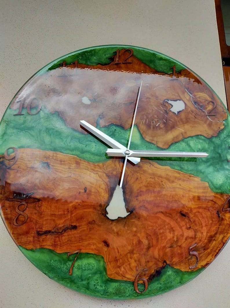 Horloge faite à la main en bois pour mur