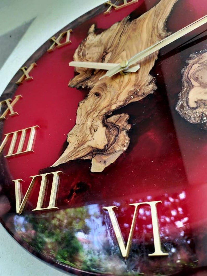 Horloge murale en bois et époxy