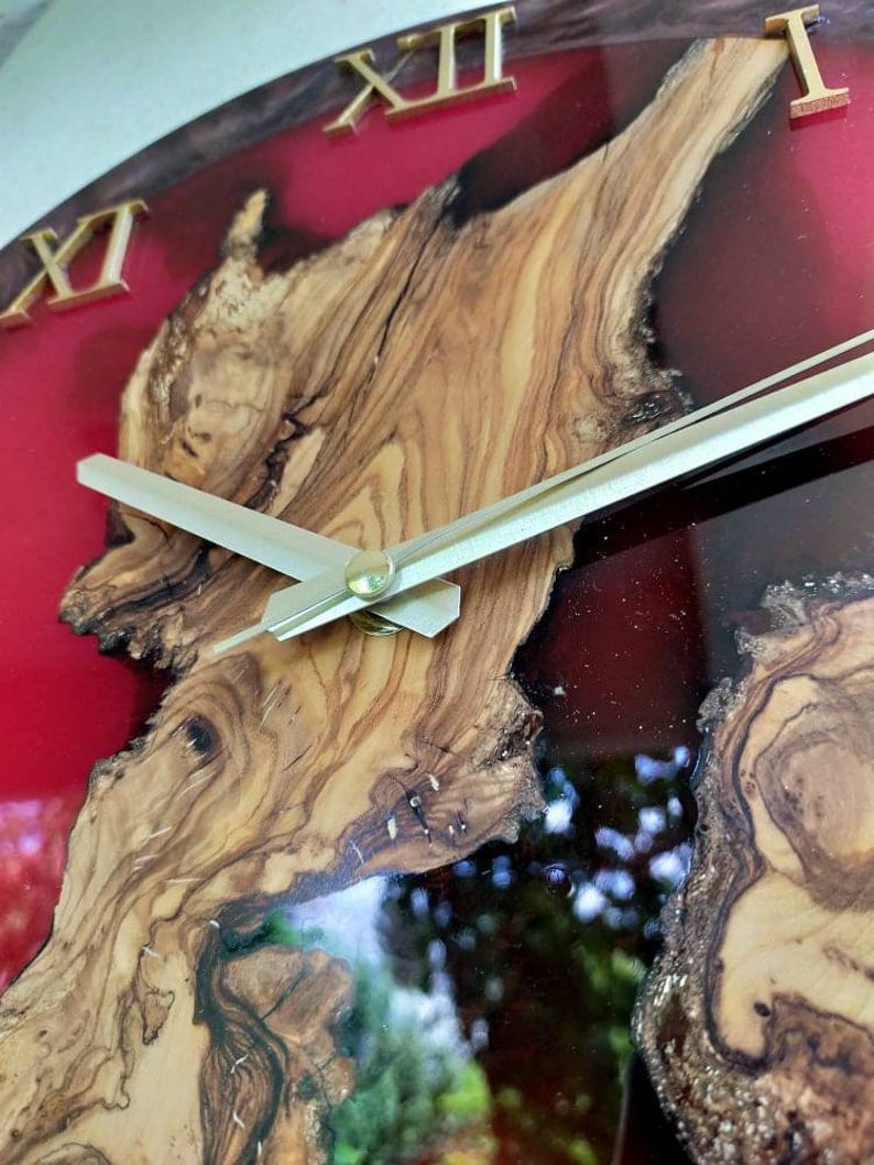 Horloge murale en bois et époxy