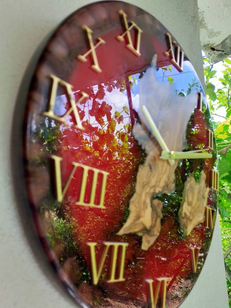 Horloge murale en bois et époxy