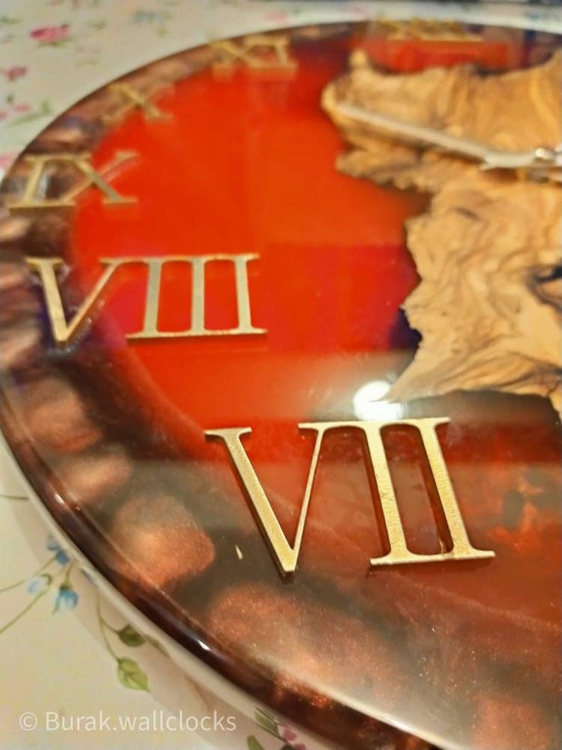 Horloge murale en bois et époxy