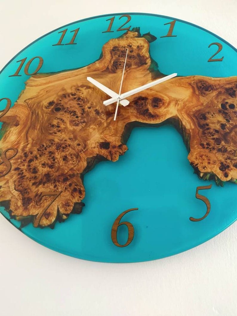 Horloge murale en bois et époxy transparent