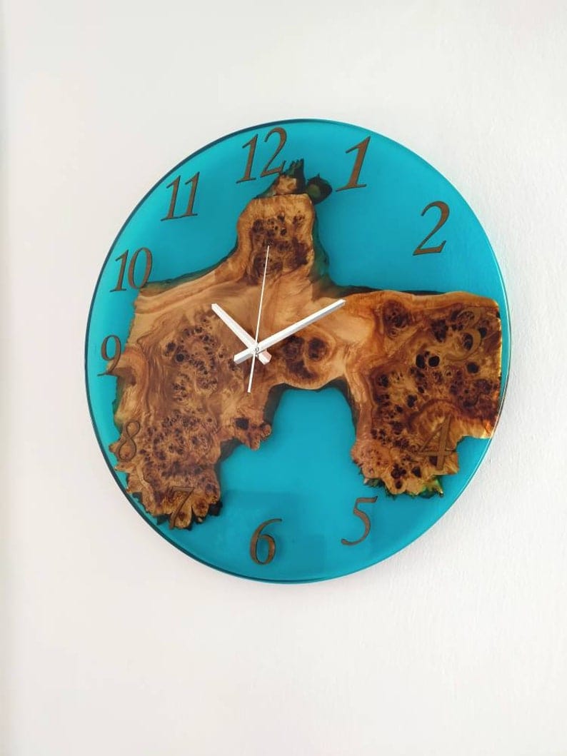 Horloge murale en bois et époxy transparent
