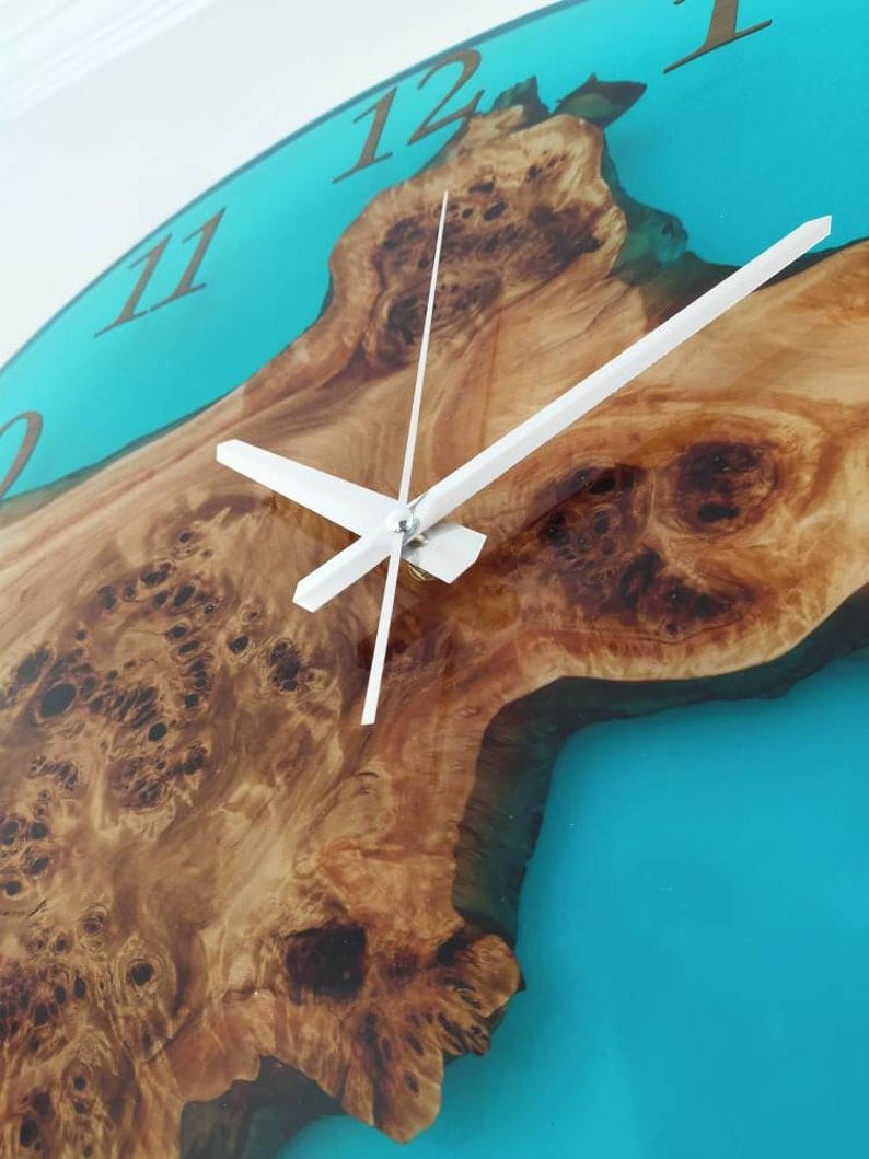 Horloge murale en bois et époxy transparent