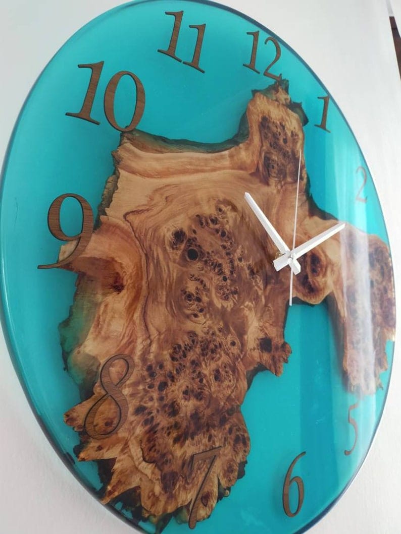 Horloge murale en bois et époxy transparent