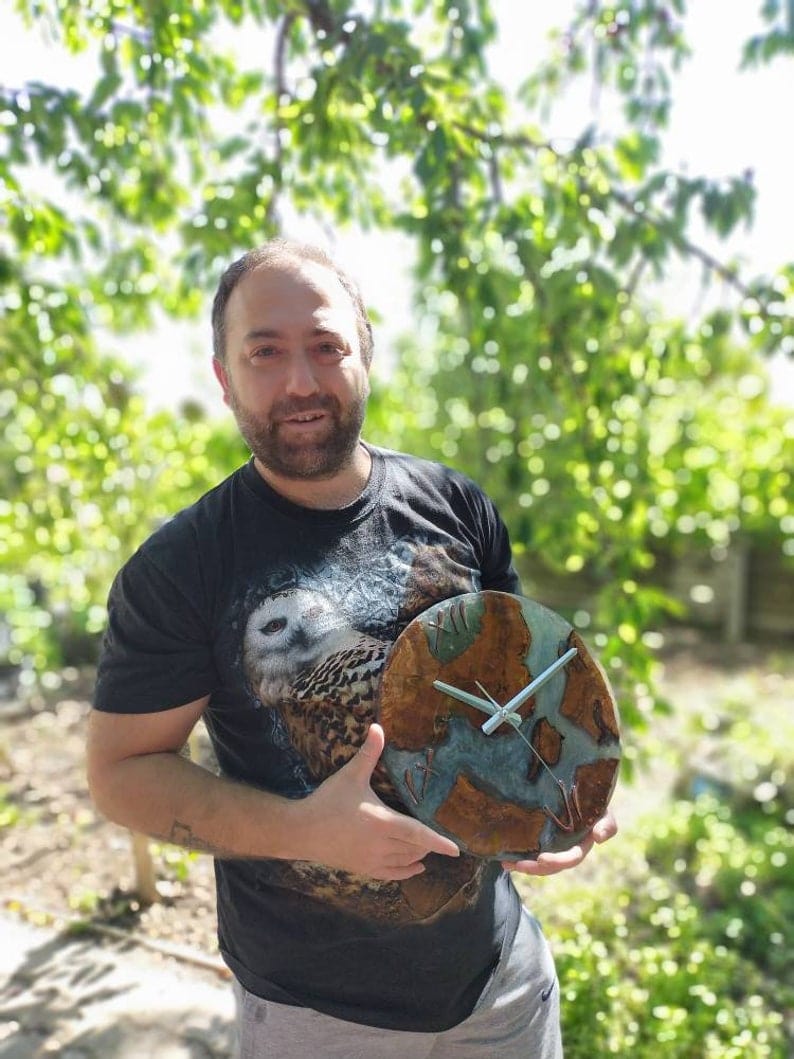 Horloge murale en résine