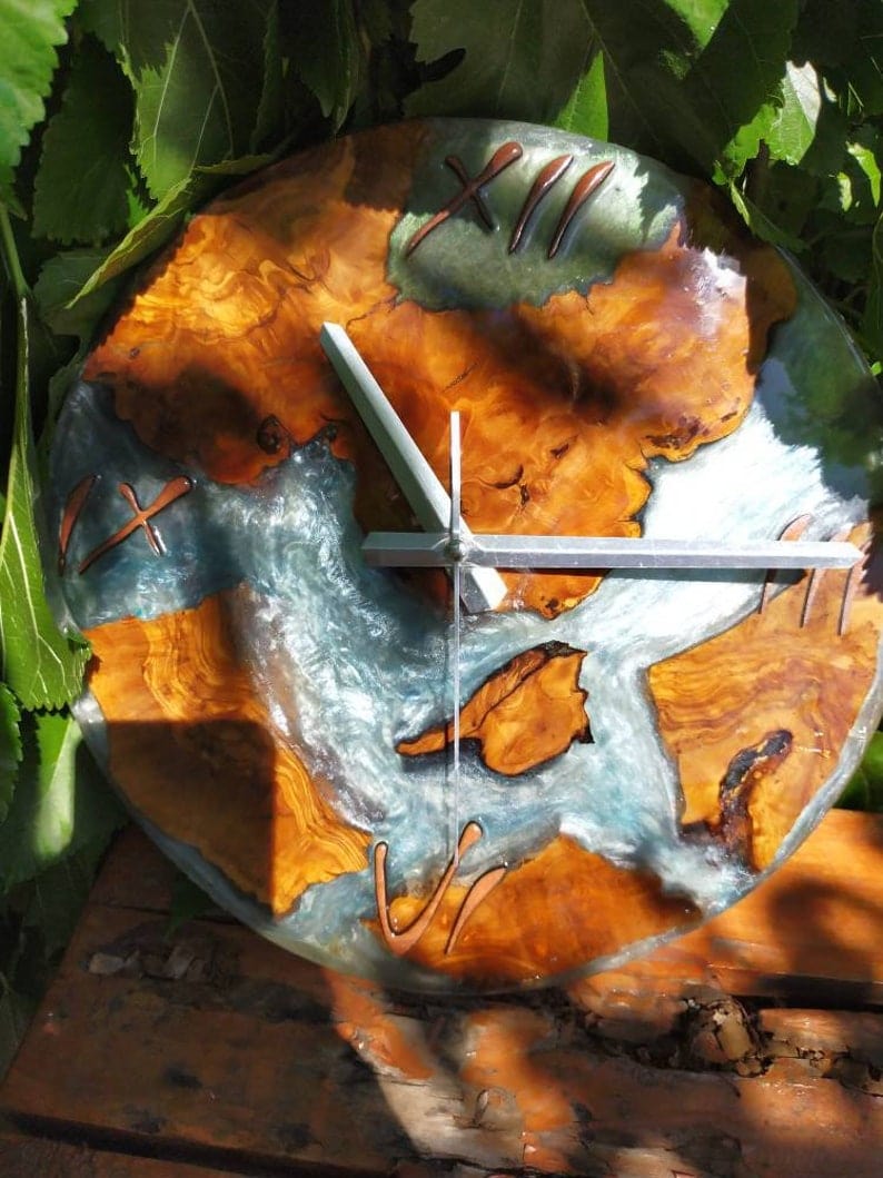 Horloge murale en résine