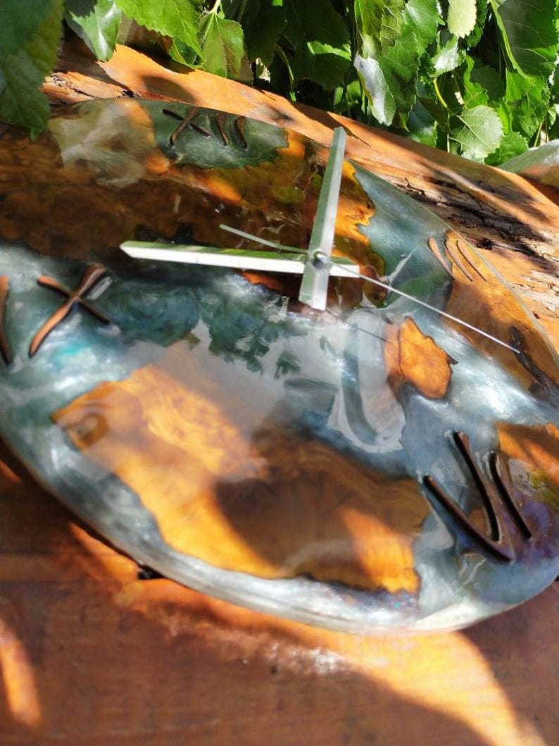 Horloge murale en résine