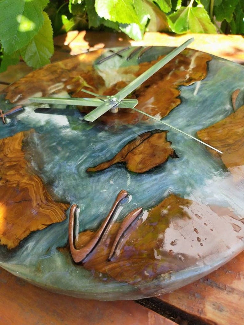 Horloge murale en résine