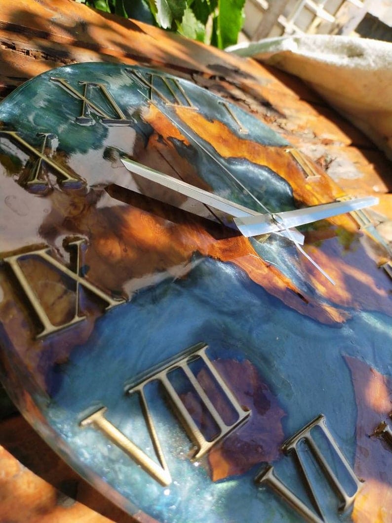 Horloge murale en résine bleu gris