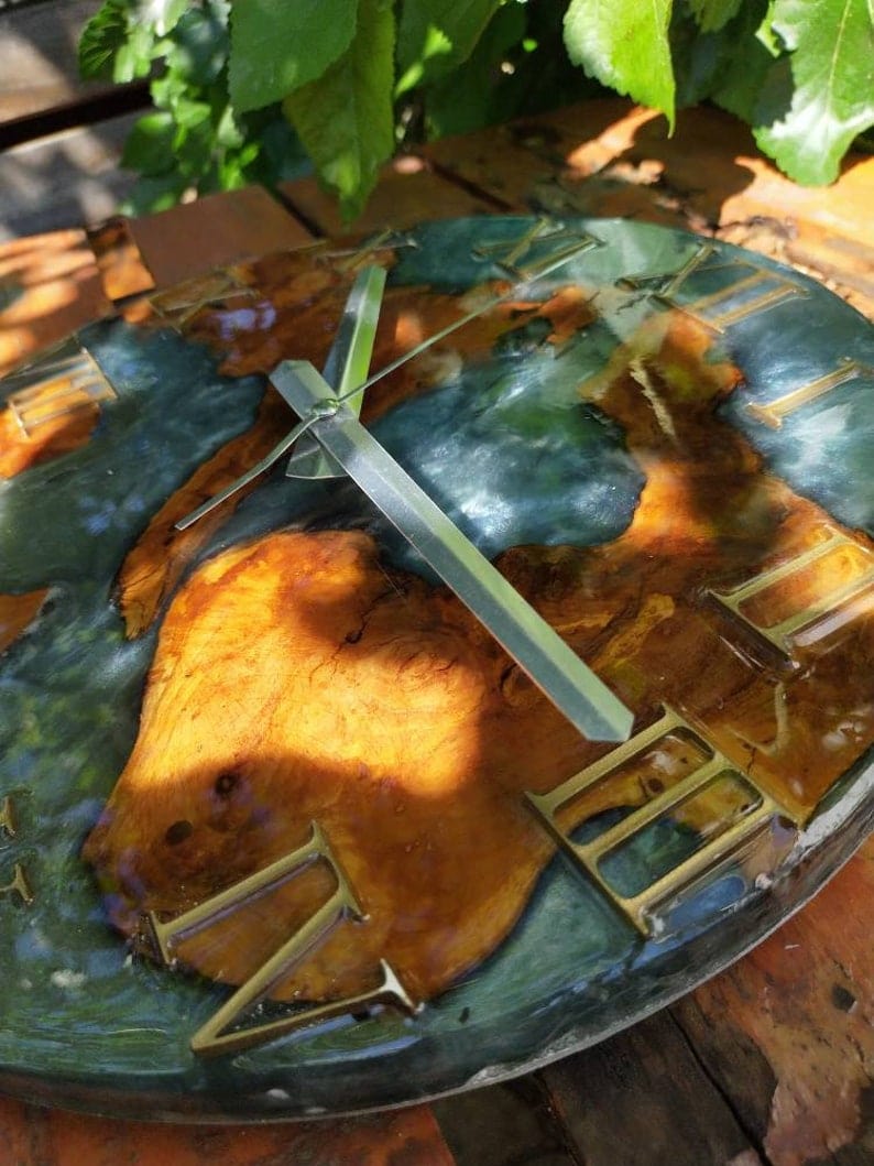 Horloge murale en résine bleu gris