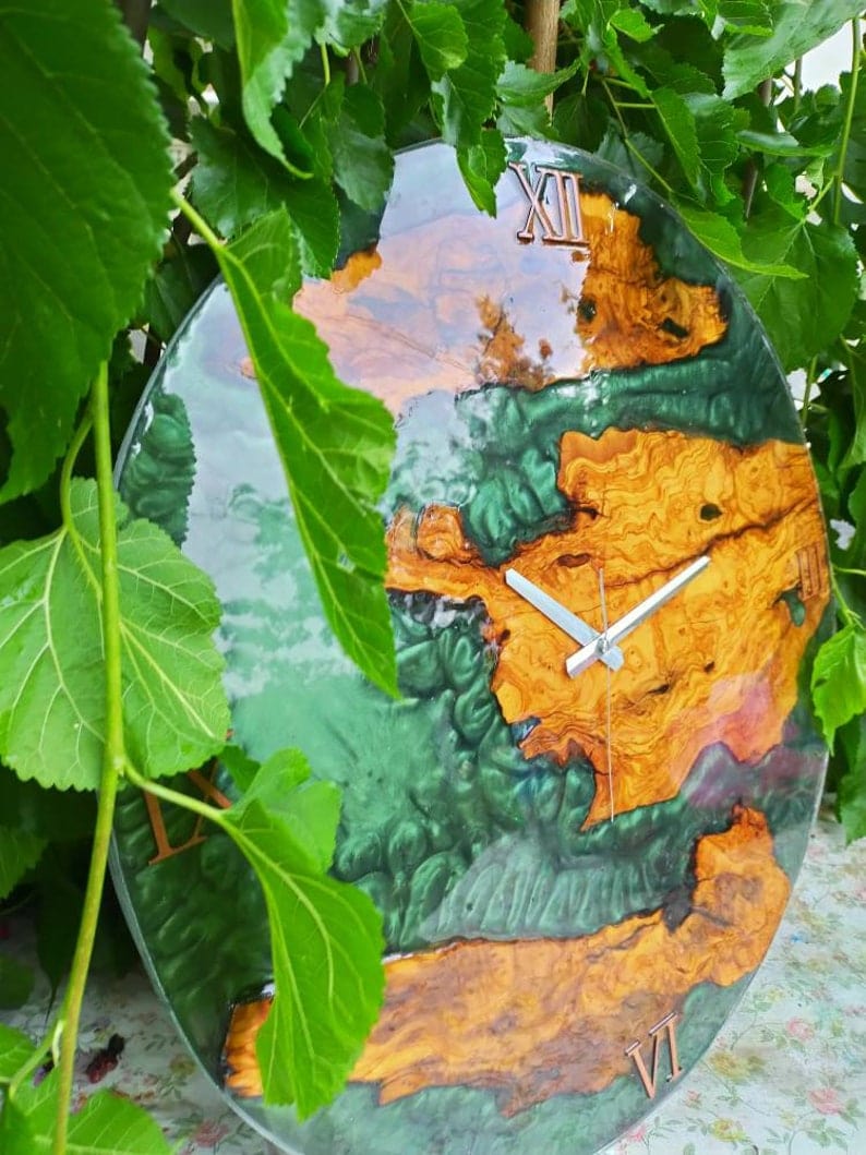 horloge murale époxy bois et vert