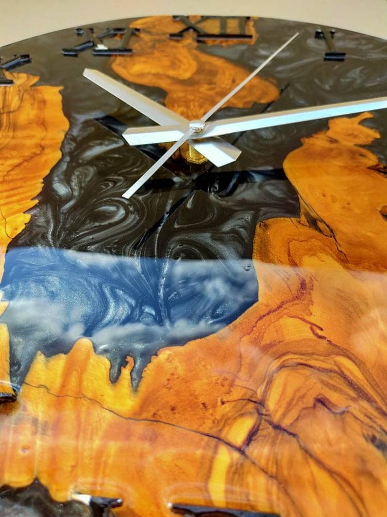 Horloge murale époxy faite à la main