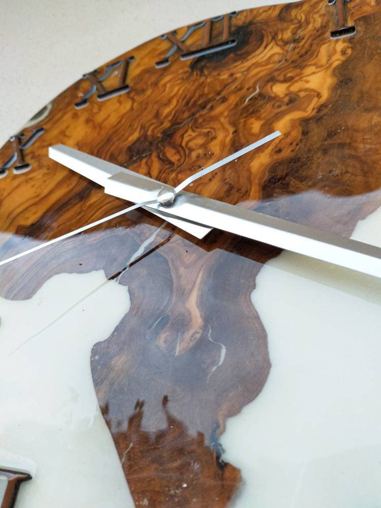 Horloge olivier époxy blanche