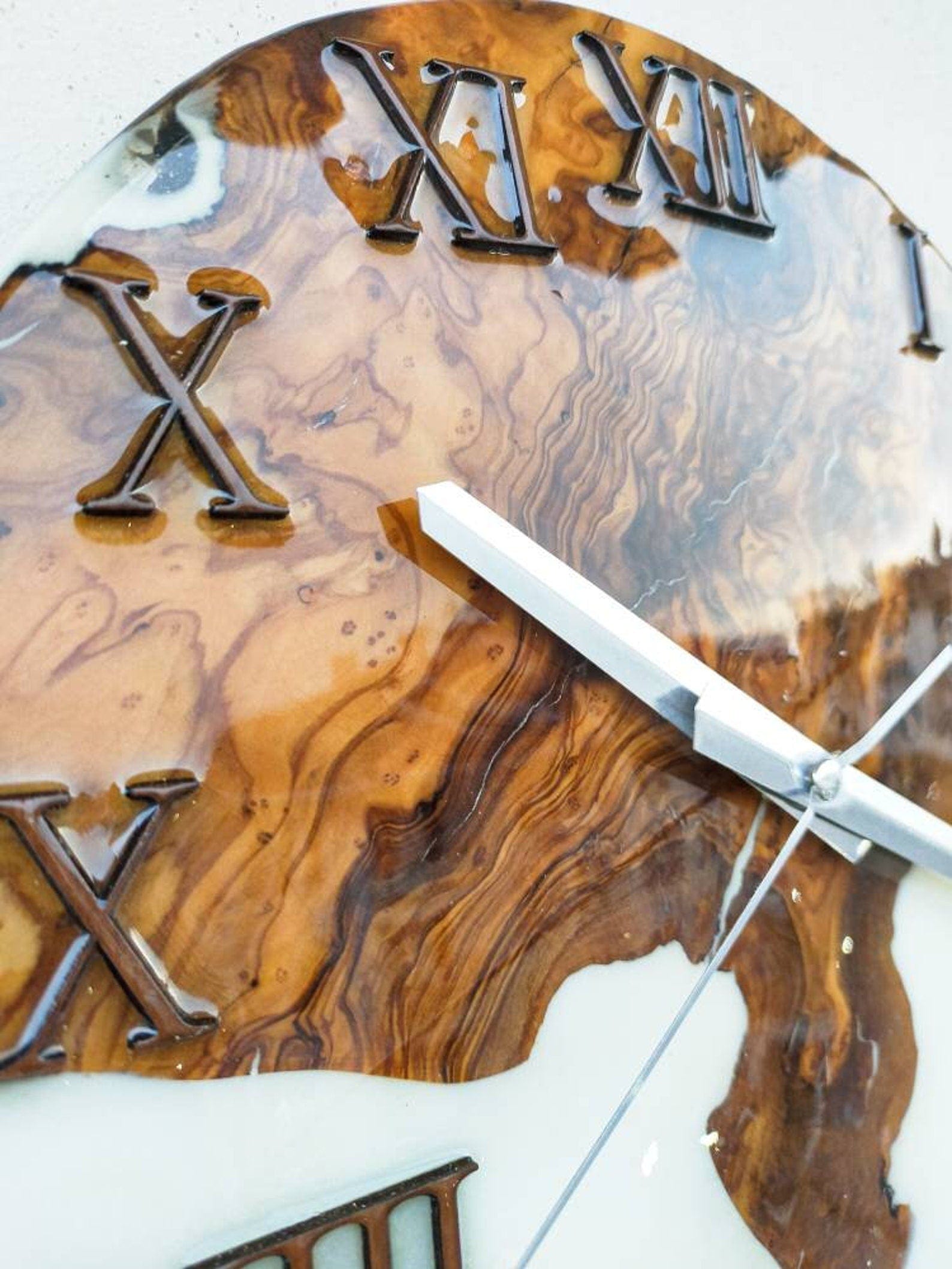 Horloge olivier époxy blanche