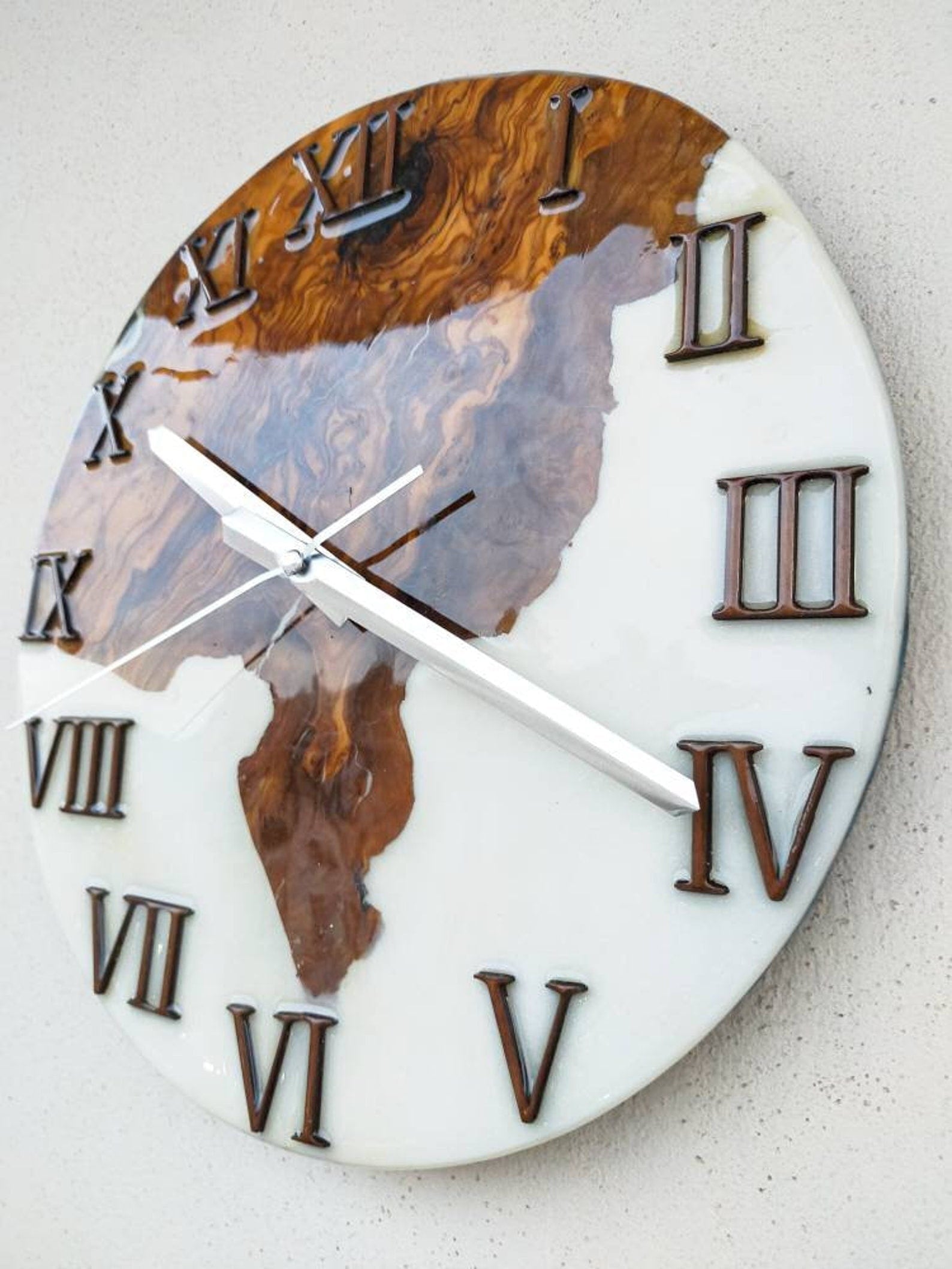 Horloge olivier époxy blanche