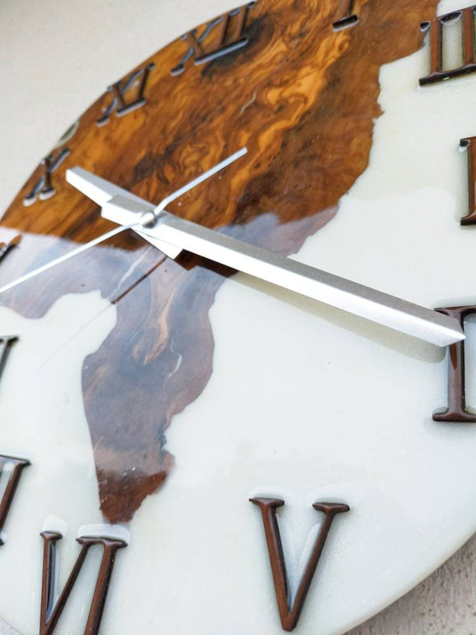 Horloge olivier époxy blanche