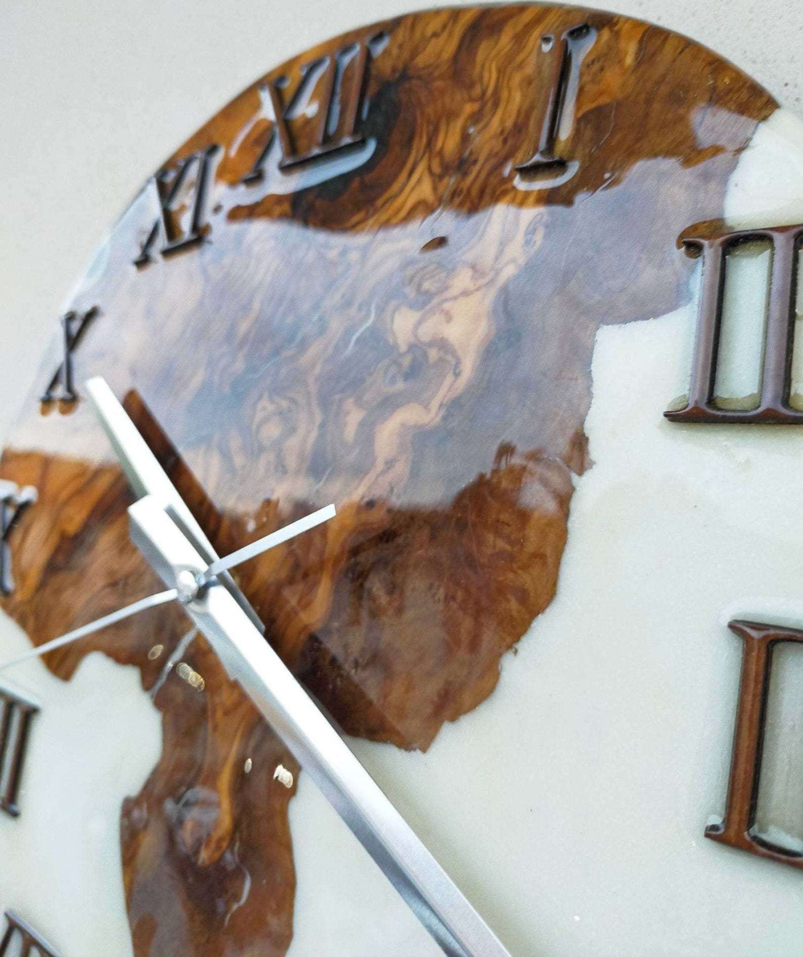 Horloge olivier époxy blanche