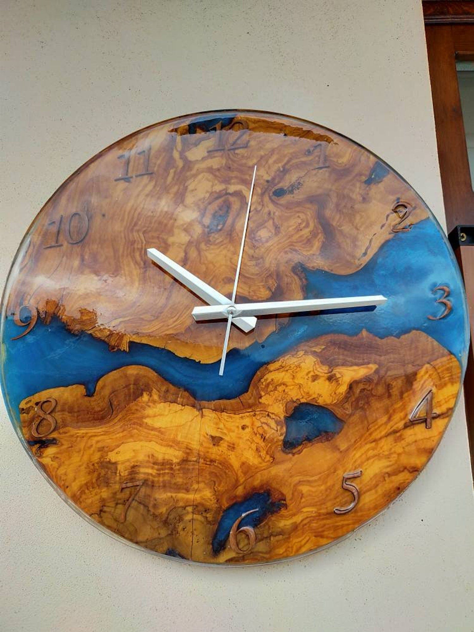 Horloge résine époxy bleu